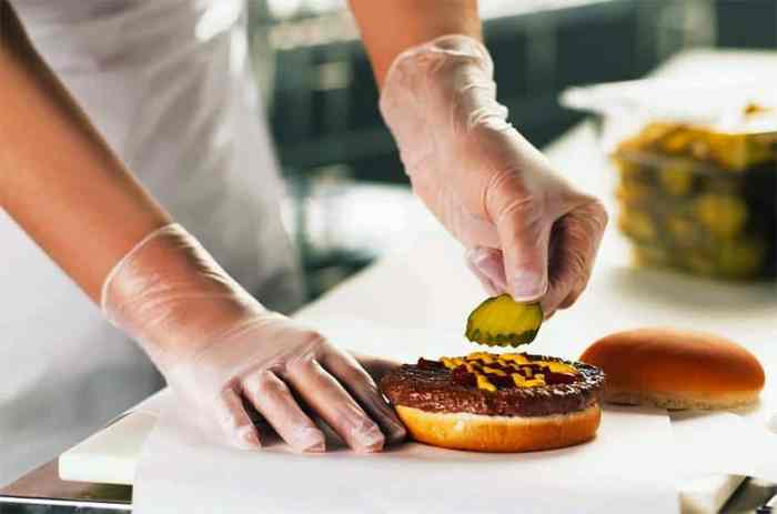 What jewelry is a foodhandler allowed to wear